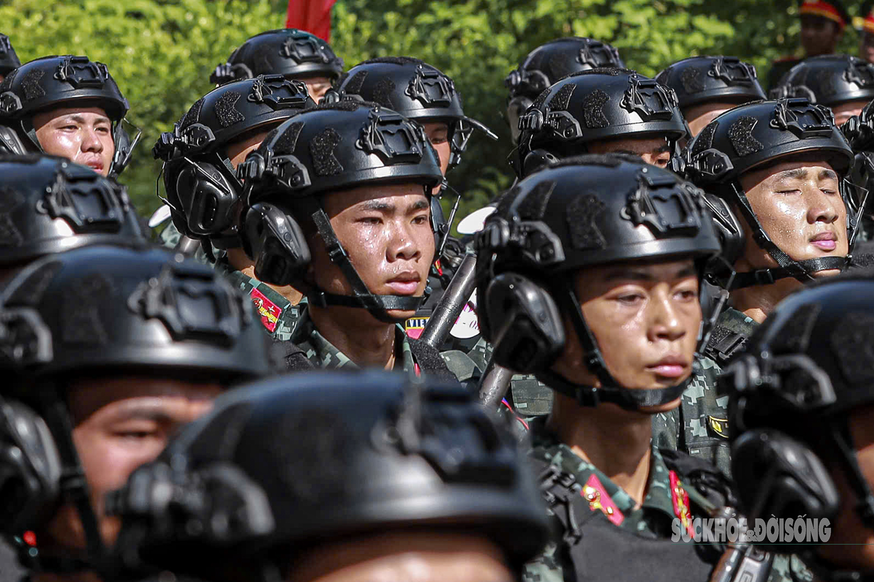 Dù thời tiết mưa nắng thất thường, các cán bộ, học viên trên thao trường Hoà Lạc vẫn vượt qua mọi khó khăn, quyết tâm luyện tập để hoàn thành xuất sắc nhiệm vụ được giao.