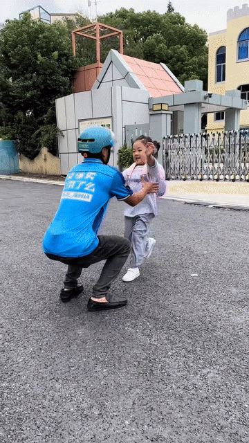 Em bé shipper được bố mẹ nuôi lớn trong tình yêu thương vô điều kiện