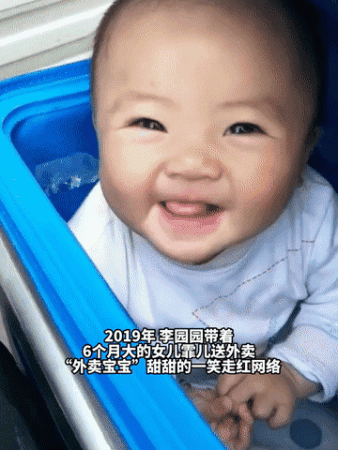 Hình ảnh tan chảy của em bé shipper Phi Nhi khi 5 tháng tuổi theo bố đi làm.
