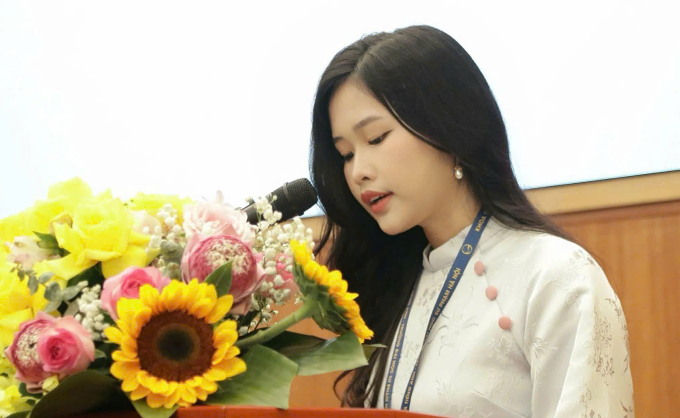 Phương Anh phát biểu tại Đại hội Liên chi Hội Sinh viên khoa Tiếng Anh nhiệm kỳ 2025 - 2028. Ảnh: Nhân vật cung cấp