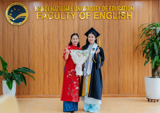 Phương Anh và TS Trần Hương Quỳnh, Trưởng khoa Tiếng Anh, Đại học Sư phạm Hà Nội, trong ngày tốt nghiệp. Ảnh: Nhân vật cung cấp