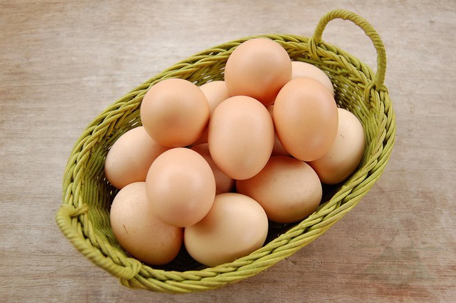 Trứng gà bổ huyết, dưỡng âm tốt cho người ngồi máy tính nhiều.