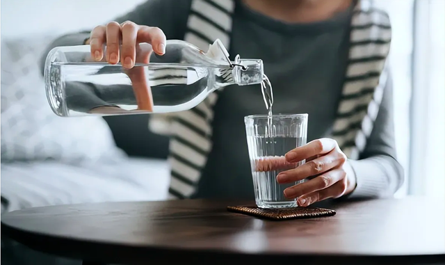 Uống nước với lượng vừa phải có thể giúp cơ thể duy trì sự cân bằng nước và điện giải, đồng thời giảm gánh nặng cho thận. Ảnh minh hoạ