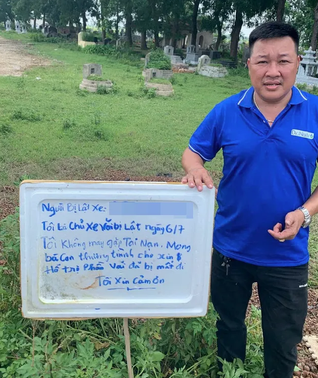 Chủ xe tải viết bảng xin bà con hỗ trợ phần vải đã bị mất. Ảnh: TPO