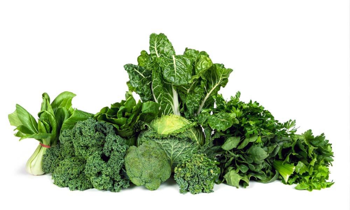 Rau lá xanh chứa nhiều vitamin K giúp giảm nguy cơ xơ vữa động mạch.