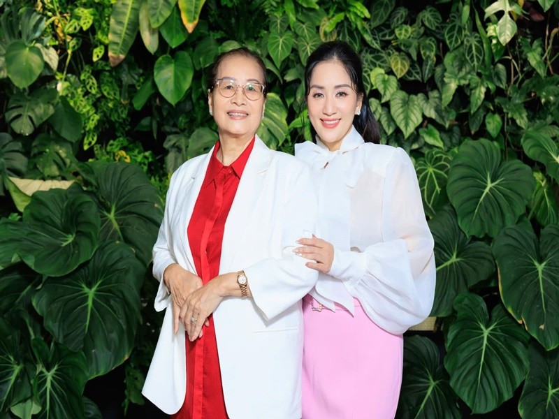 Khánh Thi tiết lộ vẫn được mẹ ruột chiều chuộng. Con 43 tuổi rồi mà đến quả vải mẹ cũng bóc cho ăn. Mẹ lúc nào cũng coi con còn bé. Con rất sung sướng vì tuổi này vẫn được mẹ chiều như lúc còn bé, Khánh Thi trải lòng. Ảnh: FB Khánh Thi.