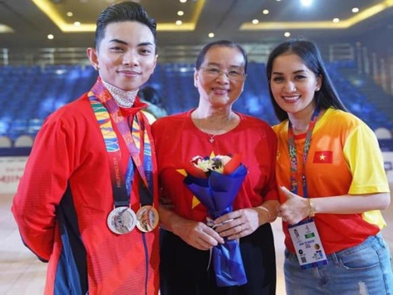 Ngày tôi vào Nam lập nghiệp 2009, mẹ quyết định rời bỏ ngôi nhà thân thương ở Hà Nội để vào chăm sóc tôi. Thăng trầm của tôi là bao nước mắt của mẹ chịu đựng cùng con gái, Khánh Thi chia sẻ về mẹ ruột. Ảnh: Thương Hiệu Pháp Luật.