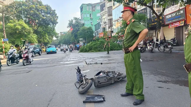 Chiếc xe hơi đâm trúng nhiều phương tiện trên đường. (Ảnh: Thanh Hà)