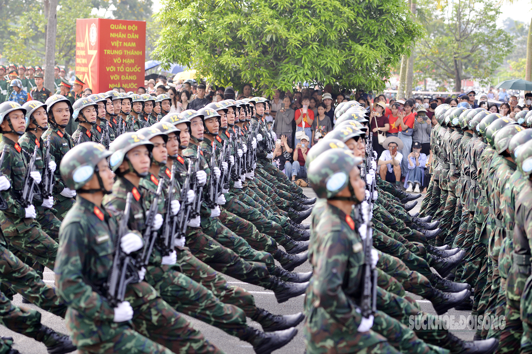 Những bước chân dứt khoát, những đội hình ngay ngắn, đồng đều, cùng tiếng hô vang rền đã tạo nên một bức tranh sống động, đầy cảm xúc.