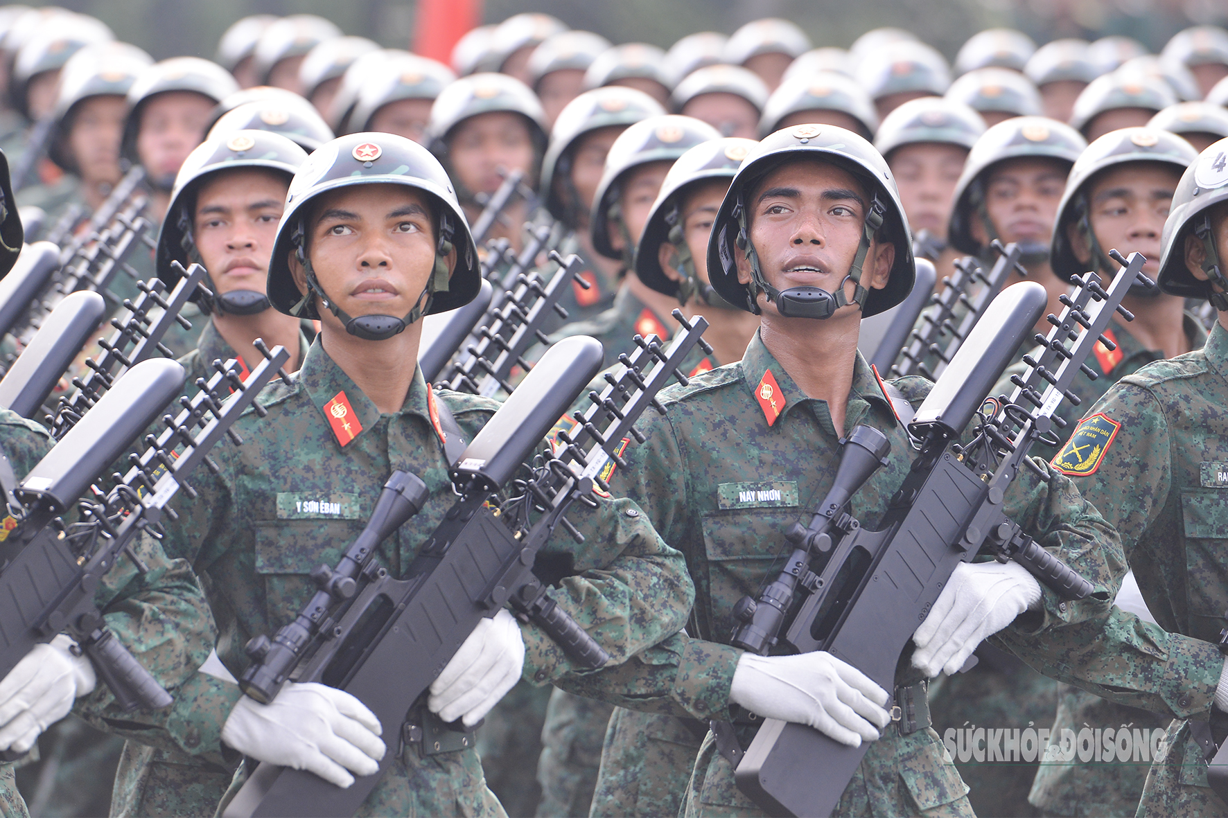 Khối chiến sĩ tác chiến điện tử trong buổi hợp luyện.