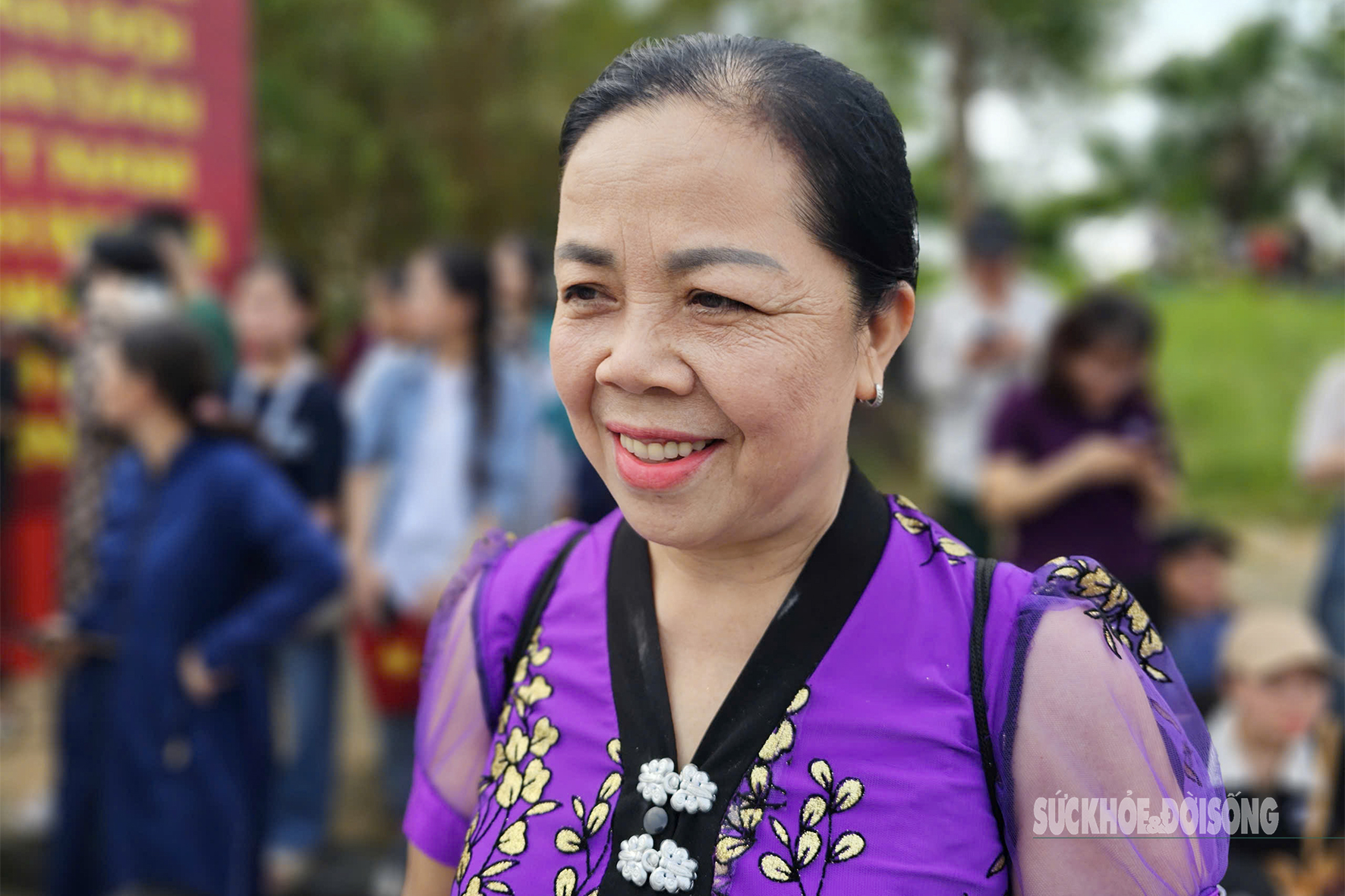 Từ Hòa Bình, bà Đinh Thị Ninh, người dân tộc Mường, cũng có mặt từ rất sớm cùng nhóm bạn. Chứng kiến sự nghiêm túc và vất vả của các chiến sĩ trong nắng hè, bác không giấu được niềm xúc động: “Thời tiết miền Bắc rất nắng nóng, nhưng tinh thần của các chiến sĩ thật là tuyệt vời. Họ luyện tập rất hào hứng để chuẩn bị cho ngày lễ 2/9. Tôi cảm thấy rất tự hào và a classTextlinkBaiviet hrefhttps://eva.vn/hanh-phuc-gia-dinh-p1850c3.htmlhạnh phúc/a khi được có mặt ở đây hôm nay.