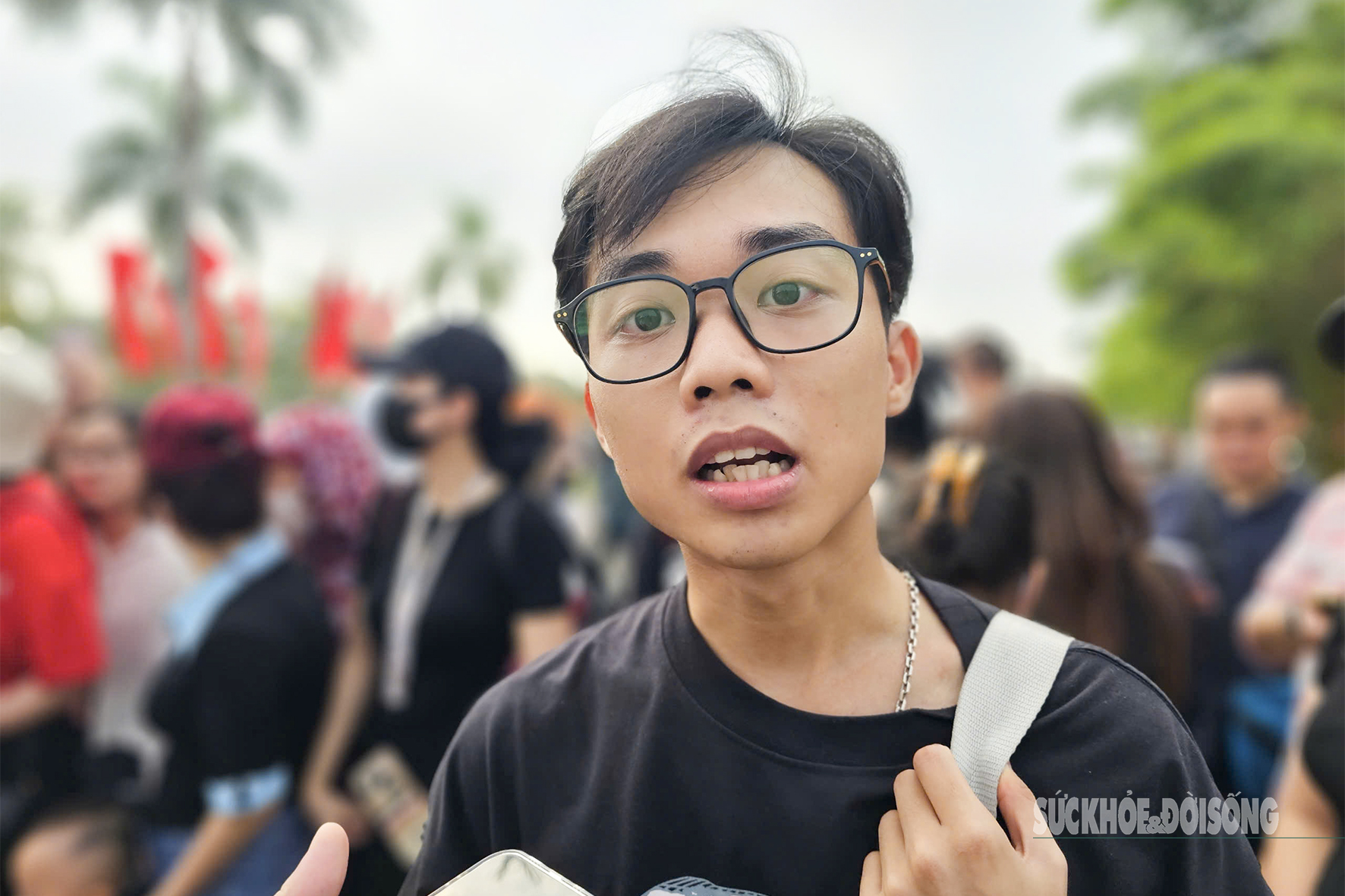 Bạn Nguyễn Quốc Huy, 22 tuổi, đến từ Bắc Ninh, có mặt tại Làng Văn hóa từ 6 giờ sáng cùng ba người bạn. Dù không biết trước cụ thể nội dung luyện tập, Huy vẫn không giấu nổi cảm xúc: “Em cảm thấy rất đẹp, rất tự hào và vui. Đây là lần đầu tiên trong cuộc đời em được chứng kiến vẻ đẹp của đất nước và của hòa bình như thế này.