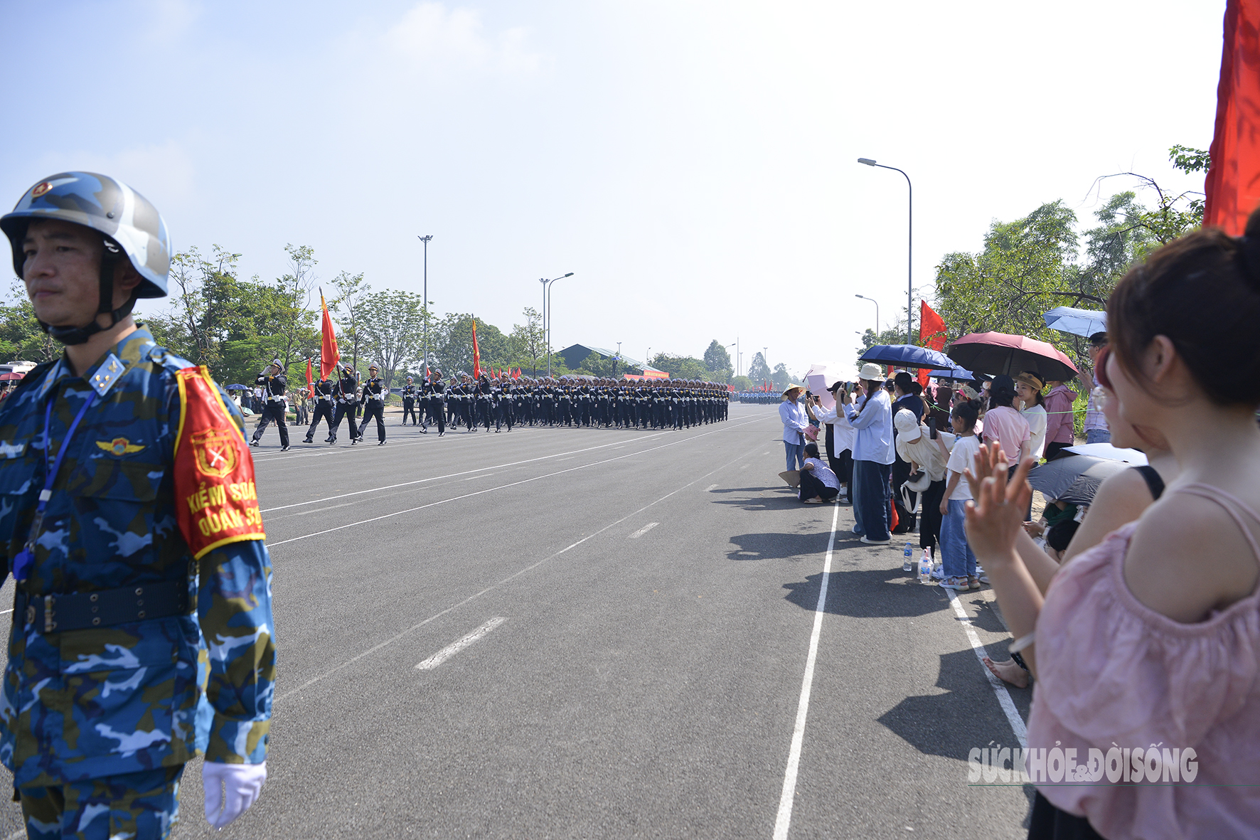Đôi bạn Minh Thư và Kim Yến đến từ Thanh Trì (Hà Nội) đã vượt quãng đường gần 50 km từ lúc 4h30 sáng để được tận mắt chứng kiến buổi hợp luyện: “Bọn em đi xe máy, trời nắng tới 37-38 độ mà vẫn thấy rất đáng nhớ và khó quên.”