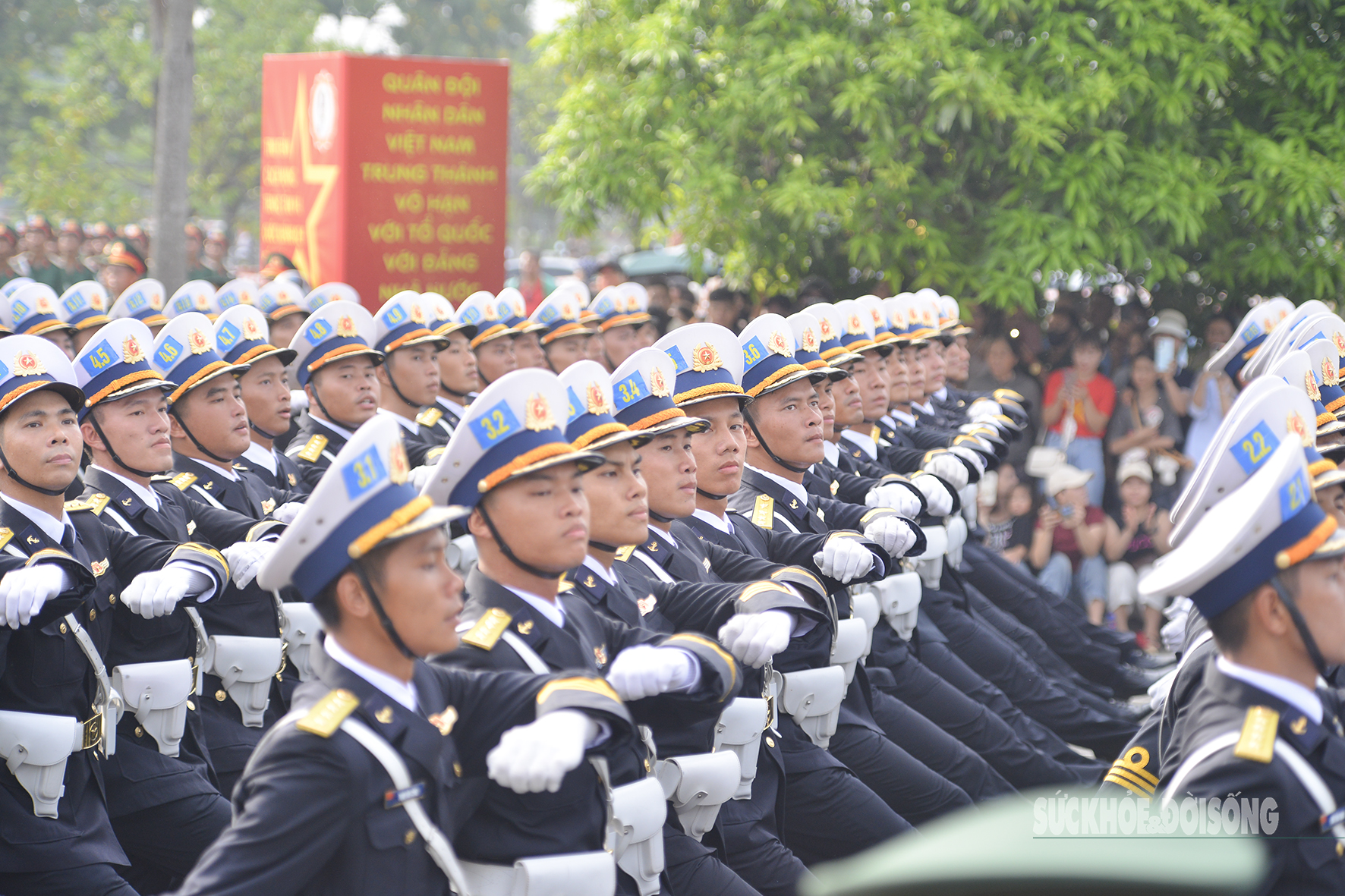 Không chỉ xúc động trước màn trình diễn, Huy còn gửi lời tri ân: “Em xin cảm ơn các chiến sĩ vì không chỉ buổi huấn luyện này, mà vì tất cả những hy sinh âm thầm để bảo vệ Tổ quốc. Chúc các anh mạnh khỏe để tiếp tục giữ gìn đất nước Việt Nam phát triển và bình yên.