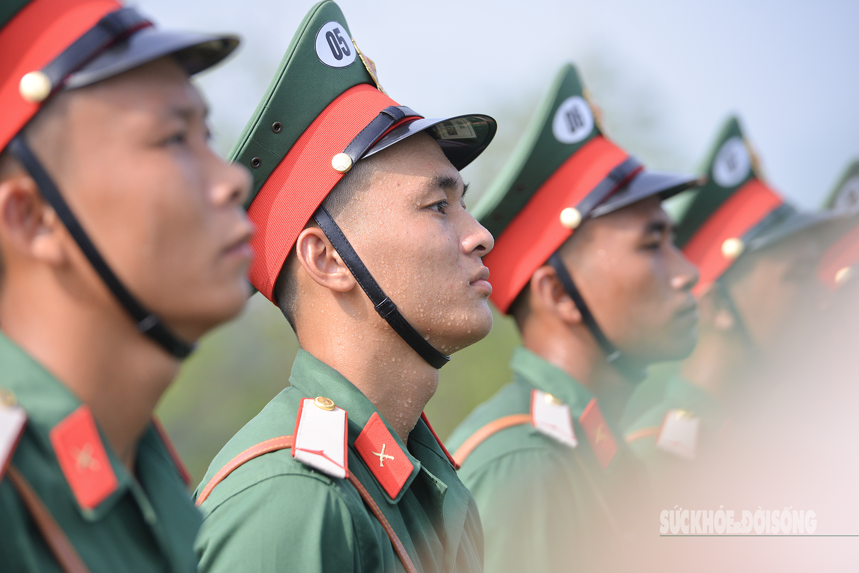 Ngồi dưới nắng, mồ hôi nhễ nhại nhưng Minh Thư vẫn không giấu nổi sự khâm phục: “Các anh mặc quân phục dày, tập đều tăm tắp giữa trời nắng mà vẫn nghiêm chỉnh, em rất hứng thú. Chỉ xem một buổi thôi mà đã thấy họ vất vả lắm rồi. Và cô không quên nhắn gửi: “Chúc các anh chiến sĩ có sức khỏe thật tốt để luyện tập và chuẩn bị cho buổi diễu binh thật trọn vẹn, hoành tráng.