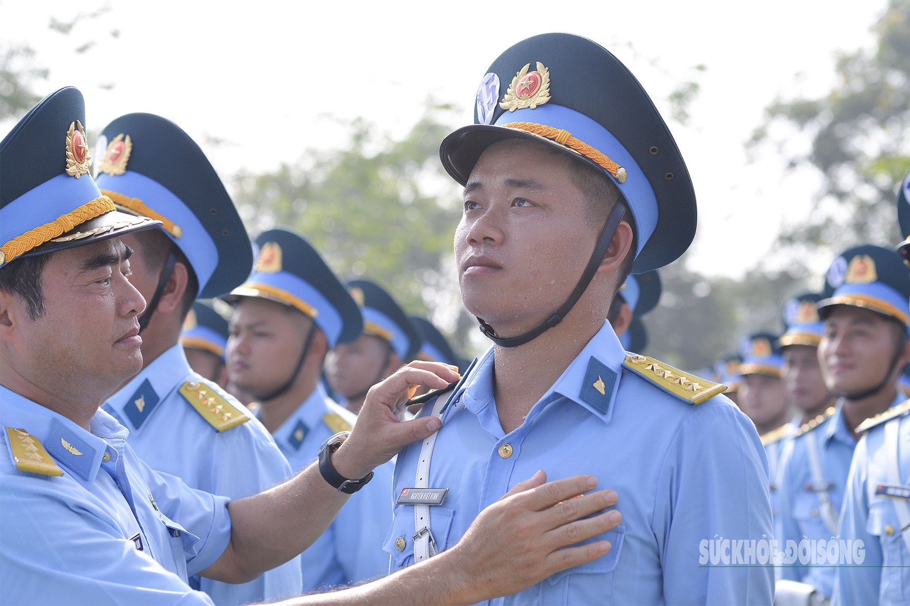 Thượng tá Nguyễn Ngọc Nam (Chính trị viên Đại đội diễu binh, diễu hành PK-KQ) động viên chiến sĩ khối đứng thuộc Quân chủng Phòng không - Không quân.