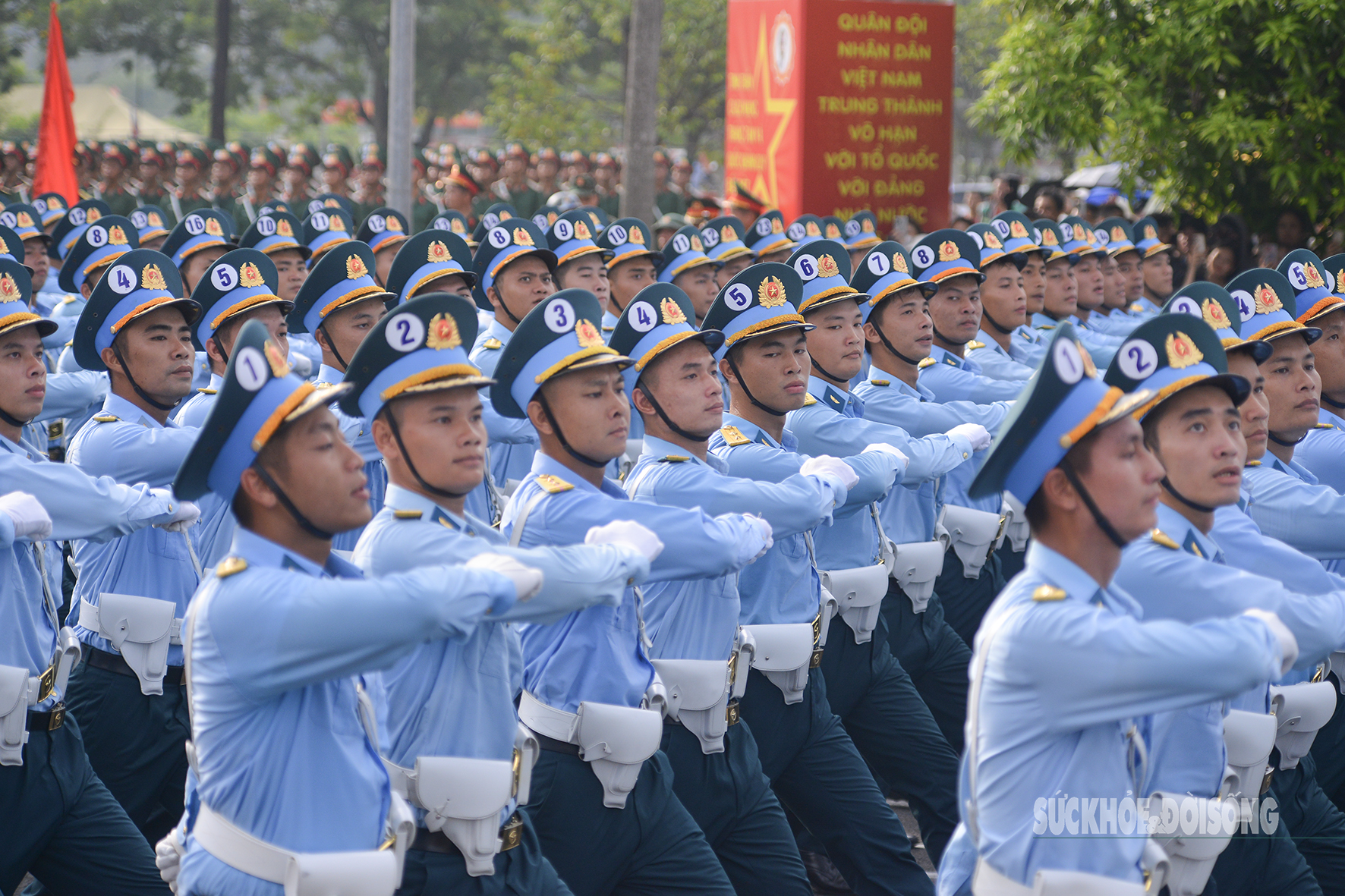 Hàng nghìn người đội nắng xem bộ đội hợp luyện diễu binh - 15