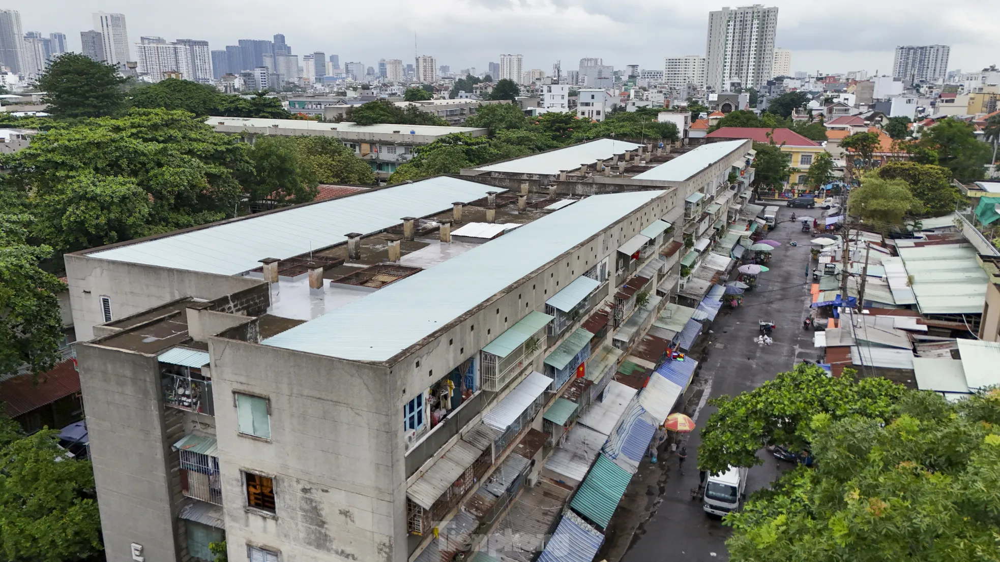 Nhiều cư dân sống trong khu vực cho biết ngày xưa khu vực này nhiều trộm cắp nên hầu như nhà nào cũng lắp khung sắt ở cửa sổ, lan can.