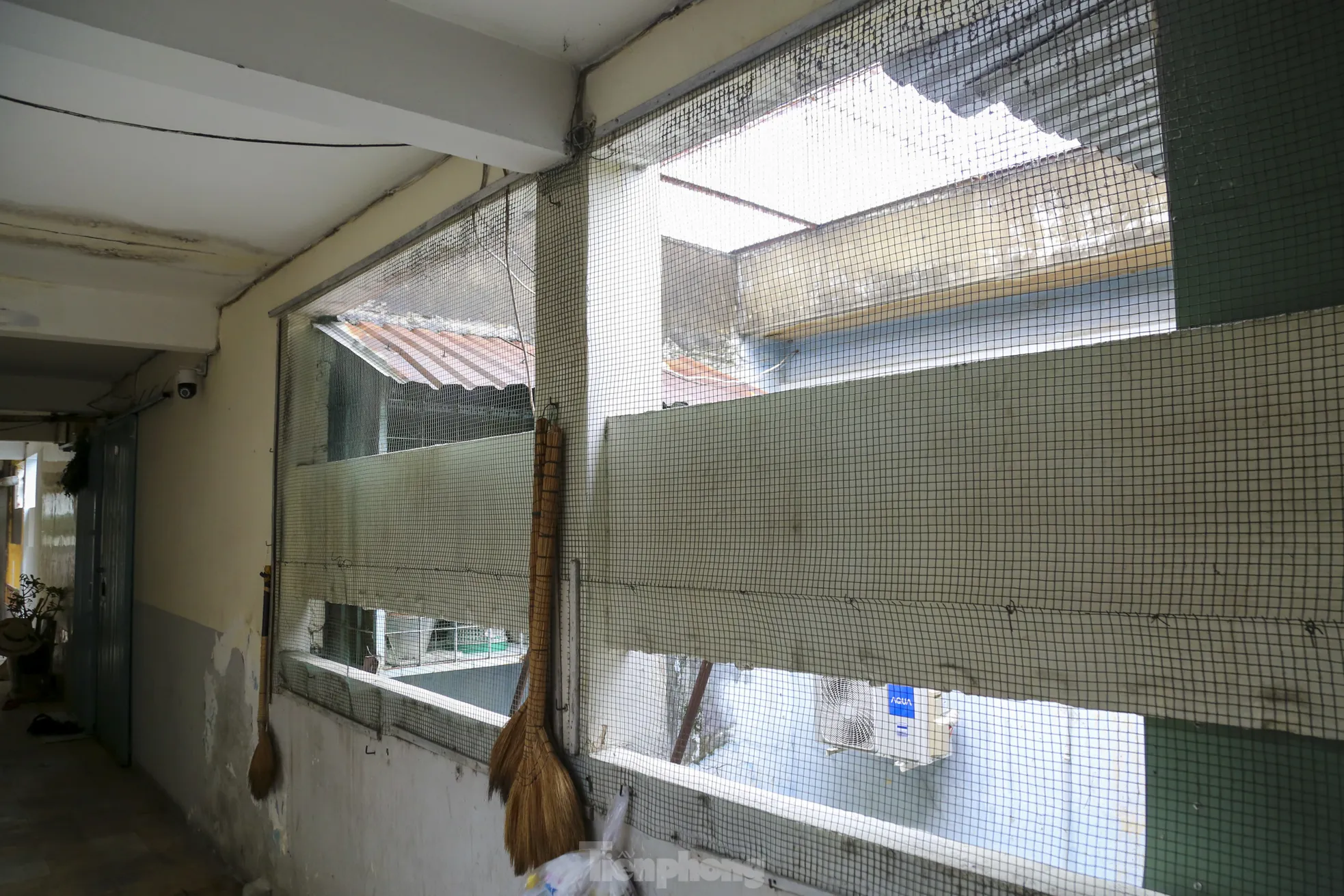 Những khung sắt cố định bóp nghẹt lối thoát.