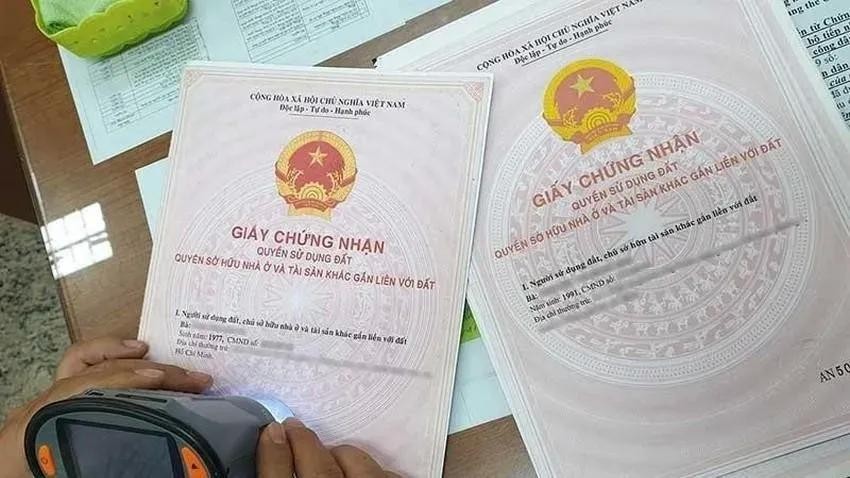 Làm thủ tục cấp sổ hồng tại bộ phận một cửa của UBND cấp xã . Ảnh: NGUYỆT NHI