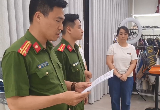 Cơ quan điều tra khám xét khẩn cấp nơi làm việc của Nguyễn Thị Thu Hường. Ảnh: Công an cung cấp