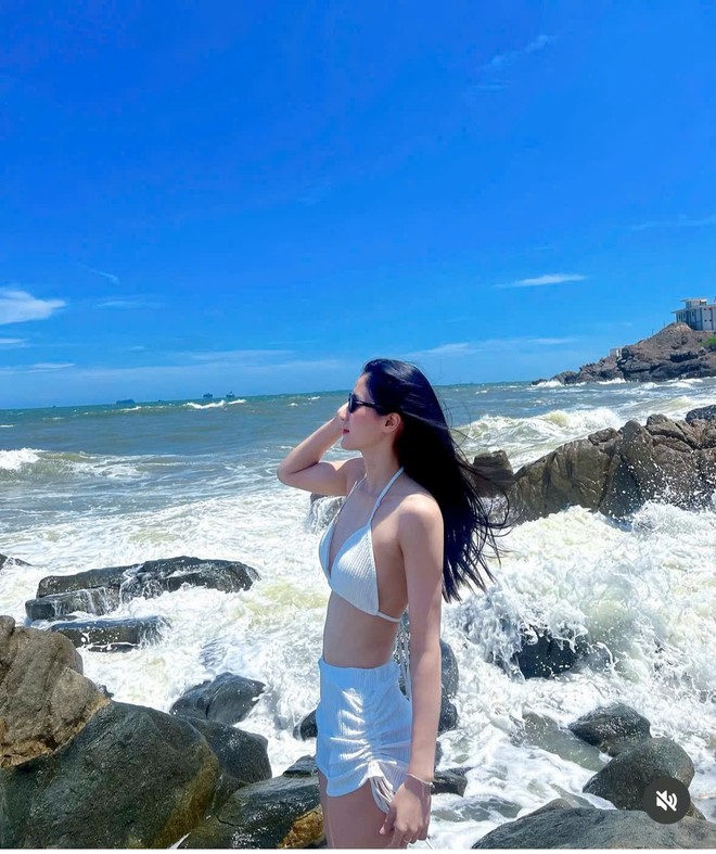 Kiều Trinh sở hữu vẻ ngoài xinh đẹp và làn da trắng sáng, vòng eo thon gọn.