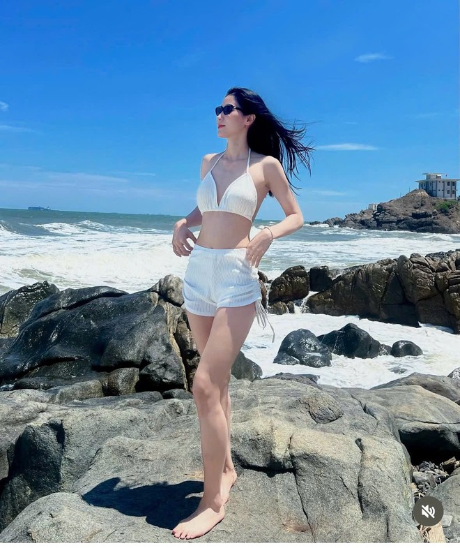 Trong bộ ảnh, nữ vận động viên sinh năm 2001 diện bikini hai mảnh gợi cảm, tôn lên đôi chân dài miên man và vóc dáng săn chắc.