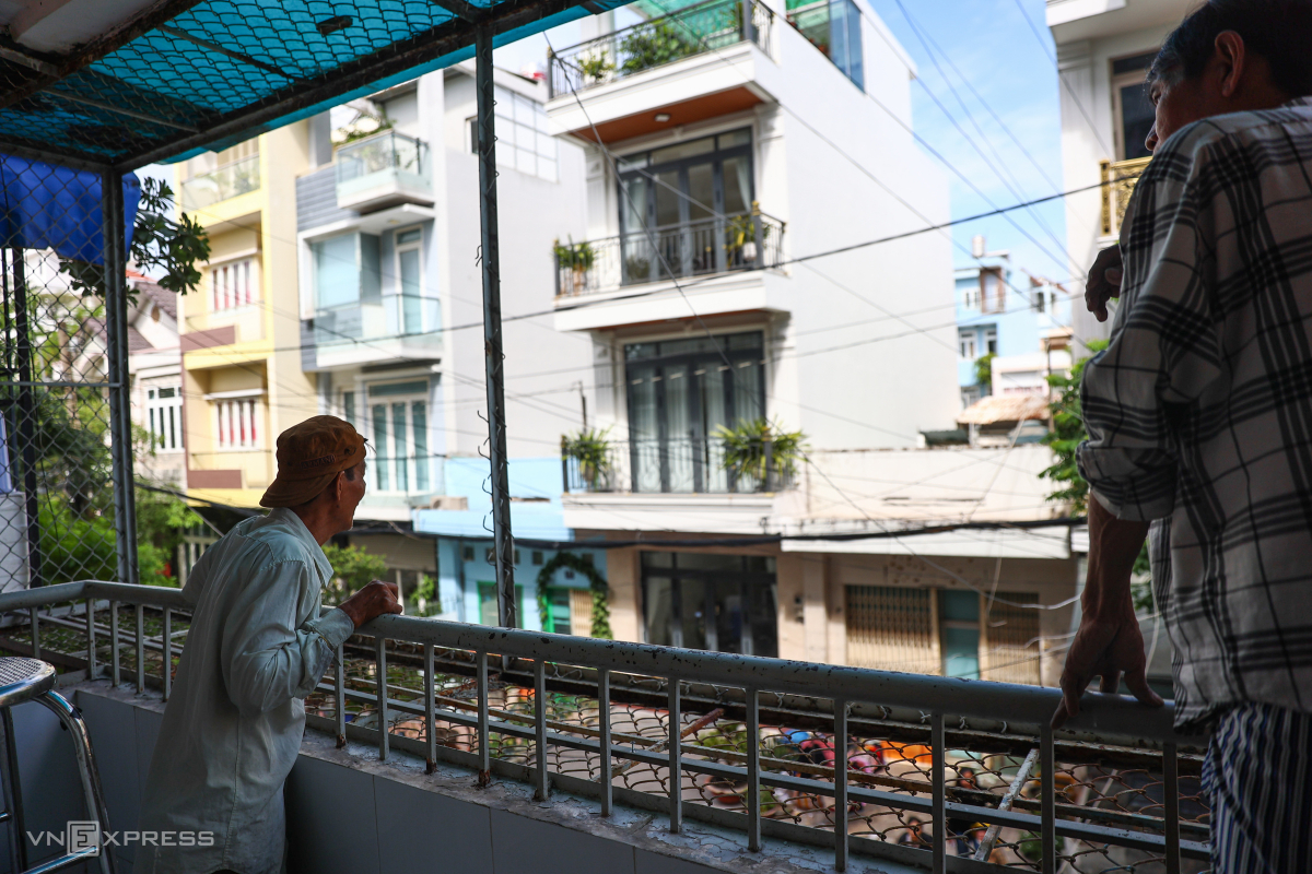 Ban công một căn hộ thông thoáng, sau khi tháo dỡ hàng rào che chắn.