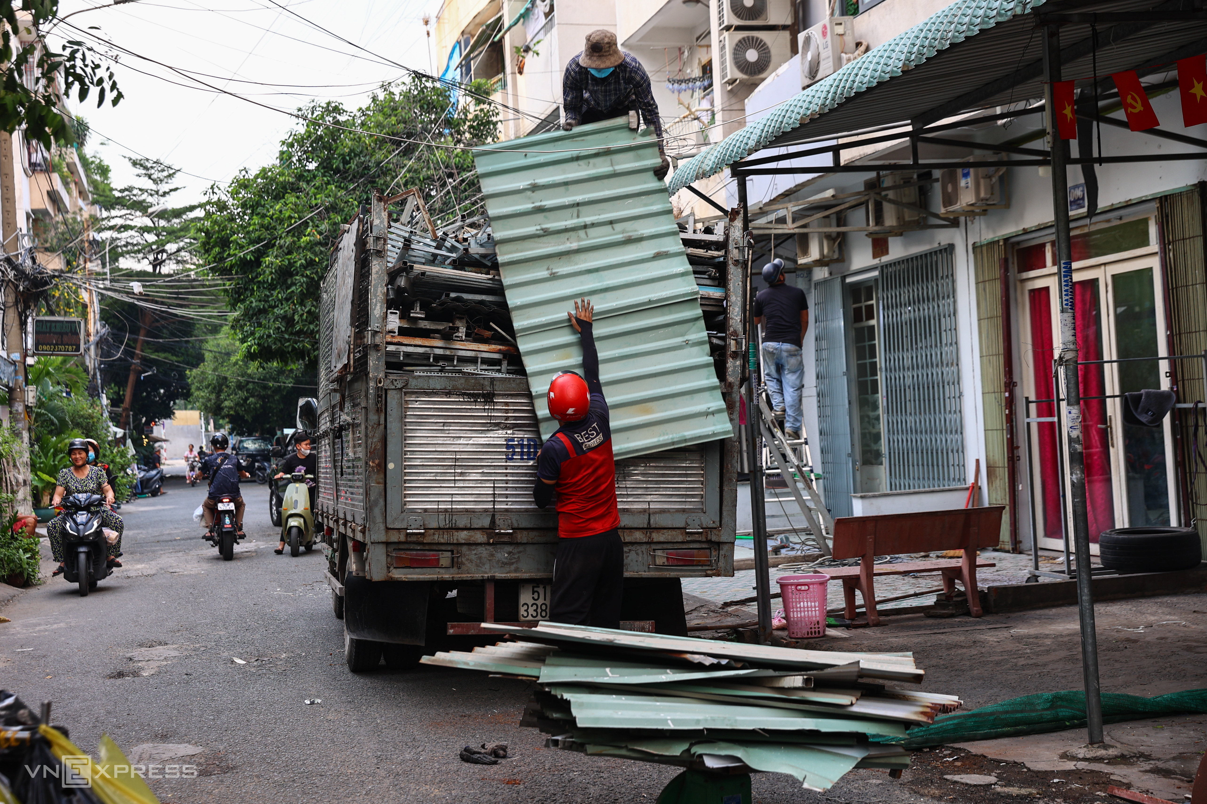 Các xe thu mua phế liệu liên tục ra vào cư xá. Chủ một vựa ve chai cho biết, trong hai ngày đã mua được hơn một tấn sắt thép ở đây.