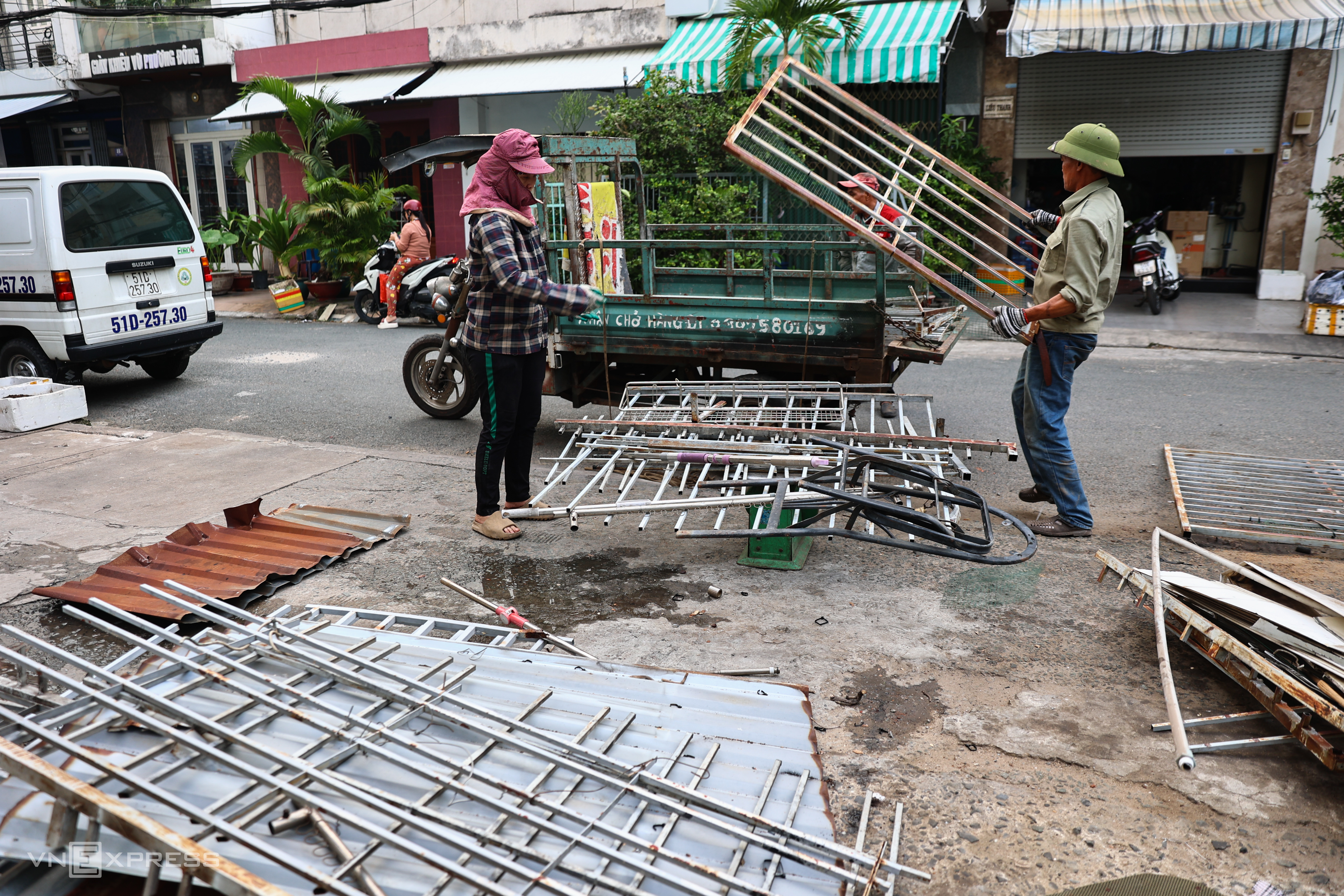 Hàng loạt hộ dân dỡ amp;#34;chuồng cọpamp;#34; ở cư xá sau vụ cháy làm 8 người chết - 9