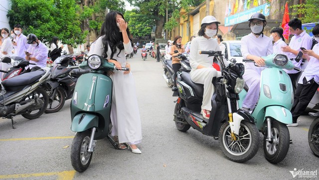 Theo quy định, độ tuổi thấp nhất được chạy xe máy 50cc là đủ 16 tuổi trở lên. Ảnh minh họa: Lê Dương