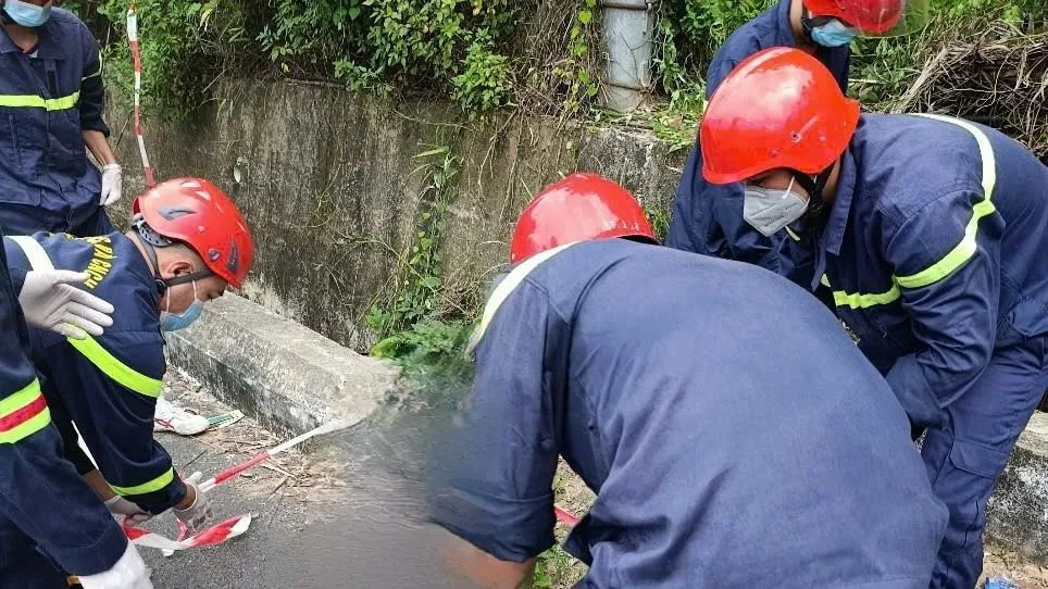 Thi thể nạn nhân được bàn giao cho lực lượng có thẩm quyền để thụ lý.