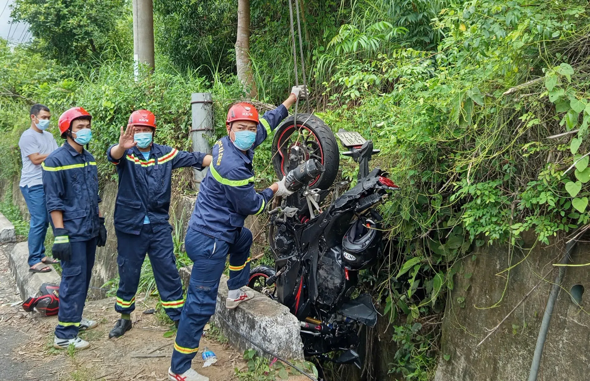 Xe mô tô được đưa lên mương thoát nước.