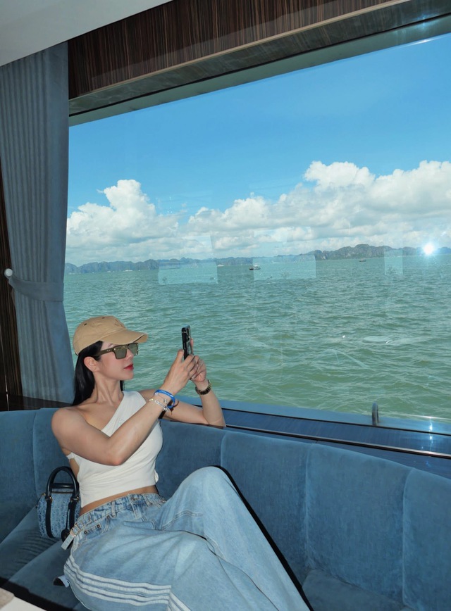 Thời trang du thuyền của bà mẹ hai con
