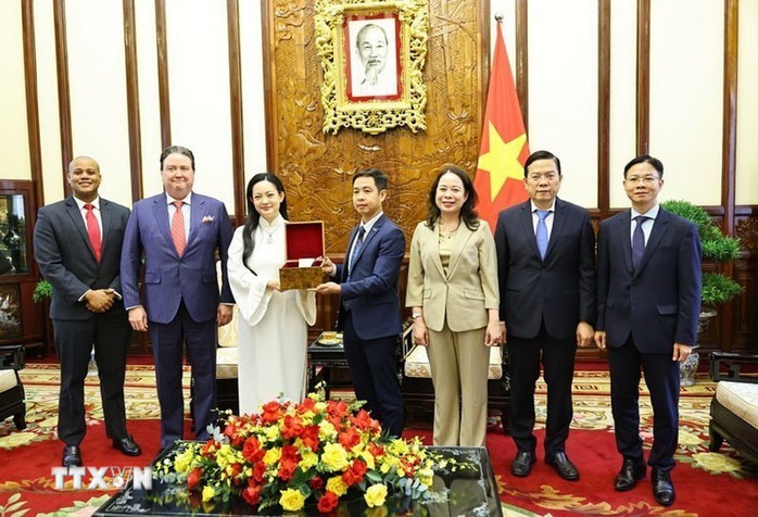 Phó Chủ tịch nước Võ Thị Ánh Xuân chứng kiến tiếp nhận món quà là những hạt hoa sen đã được mang lên vũ trụ từ cô Amanda Nguyễn. Ảnh: TTXVN