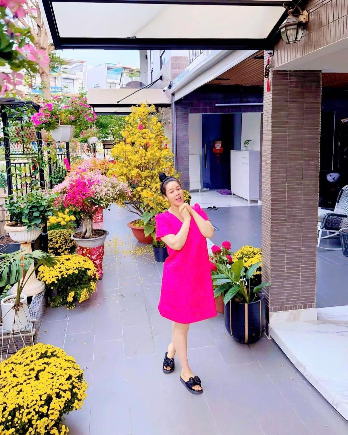 Hỉnh ảnh Nhật Kim Anh khi còn mang bầu trong căn biệt thự rộng rãi.