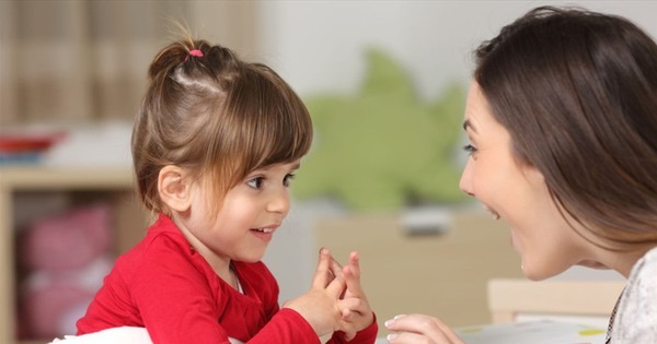 Một nghiên cứu khác công bố trên tạp chí Intelligence phát hiện trẻ em có điểm IQ cao hơn thường thể hiện kỹ năng ngôn ngữ sớm. Ảnh minh họa