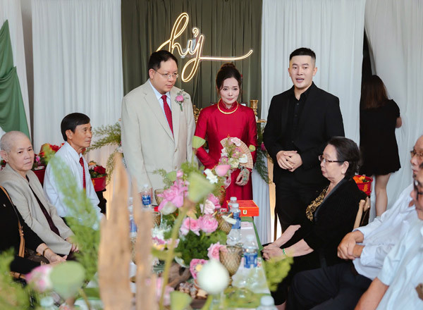Khoảnh khắc xúc động trong lễ cưới của mẹ Trung 