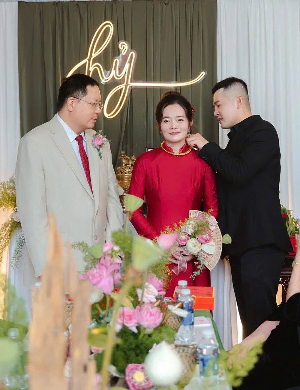Anh em Trung trao quà cưới cho mẹ 