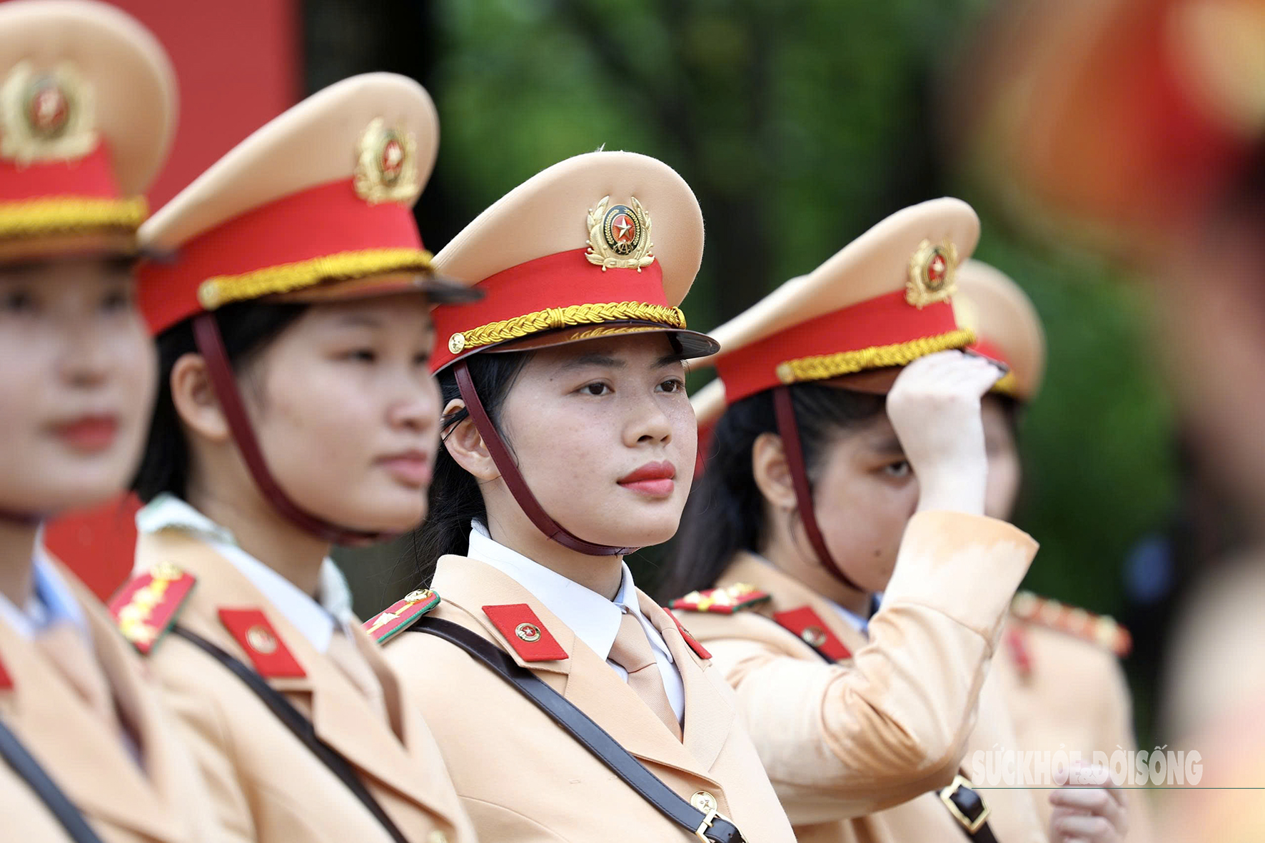 Chiến sĩ Lê Thị Hồng Phượng cùng đồng đội hàng ngày sát cánh cùng nhau luyện tập trên thao trường.