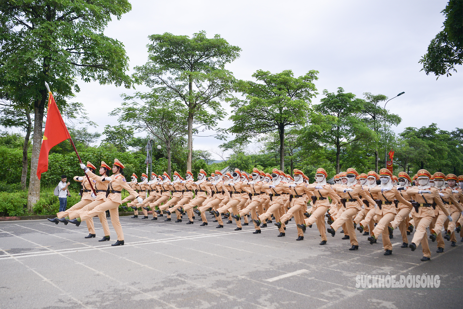 Cho dù thời tiết miền Bắc có nắng, mưa thất thường nhưng những chiến sĩ vẫn kiên trì luyện tập trên thao trường hướng tới lễ diễu binh, diễu hành kỷ niệm 80 năm Cách mạng Tháng Tám và Quốc khánh 2/9 tại Quảng trường Ba Đình.