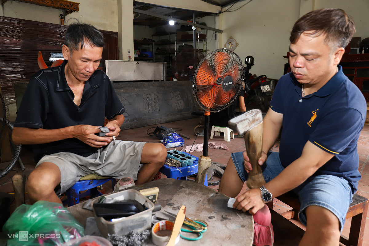 Nghề dát vàng bạc ở Kiêu Kỵ đã có hơn 300 năm tuổi, được cho là do ông Nguyễn Quý Trị, người đỗ tiến sĩ thời Hậu Lê, mang từ Trung Quốc về sau một chuyến đi sứ.