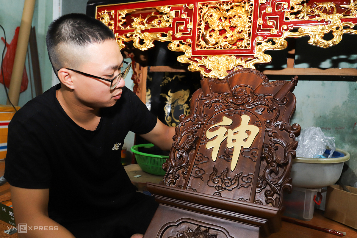 Tùy thuộc vào kích thước sản phẩm, lượng vàng sử dụng có thể từ vài phân đến lượng. Một sản phẩm thếp vàng có giá từ vài triệu đồng nhưng cũng có những công trình giá trị rất lớn.
