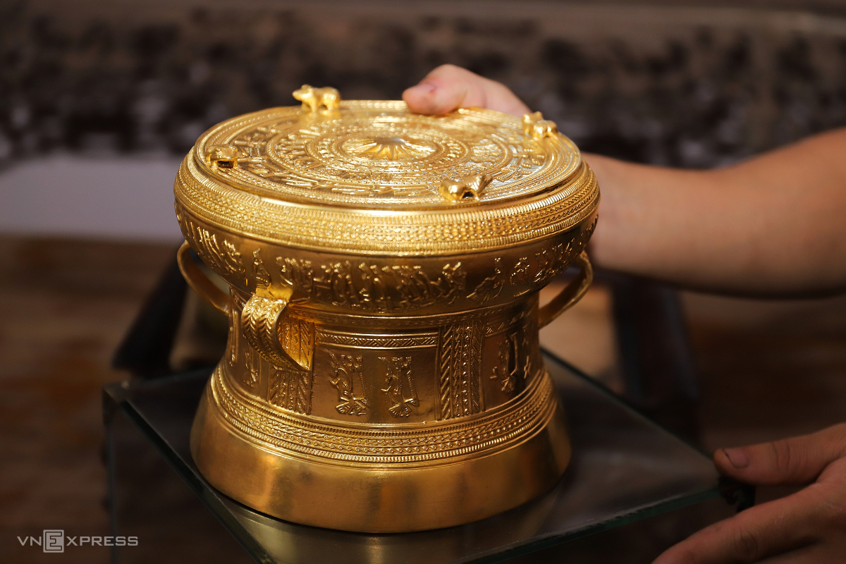 Sản phẩm trống đồng Đông Sơn được thếp vàng tinh xảo.