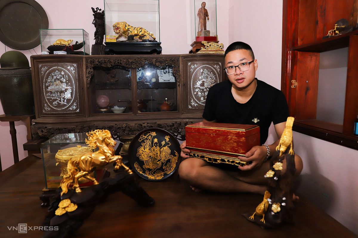 Tuy nhiên, nghề cũng đối mặt không ít thách thức. Vài tháng gần đây, giá vàng trong nước tăng cao cùng với sự cạnh tranh từ các sản phẩm giả vàng của Trung Quốc khiến đơn hàng của xưởng giảm 50%. Số nhân công từ 20 người nay chỉ còn 5 người.