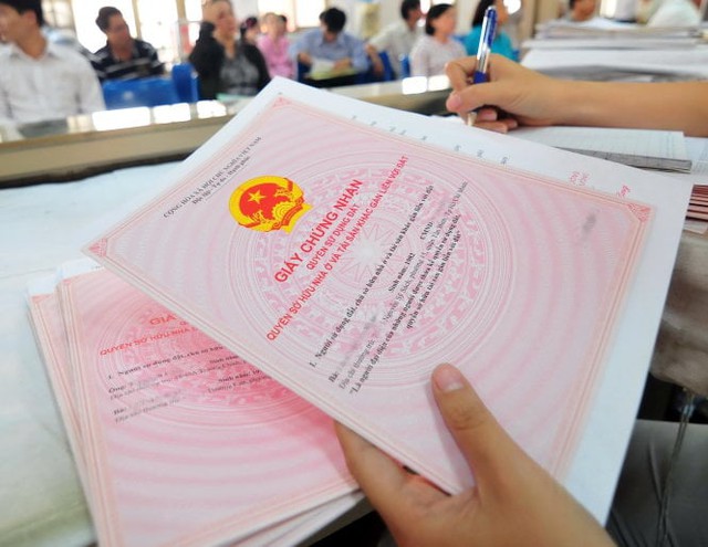 Sang tên sổ đỏ là cách gọi của người dân để chỉ thủ tục đăng ký biến động khi chuyển nhượng, tặng cho, thừa kế quyền sử dụng đất, quyền sử dụng đất và tài sản khác gắn liền với đất. Ảnh minh họa: TL
