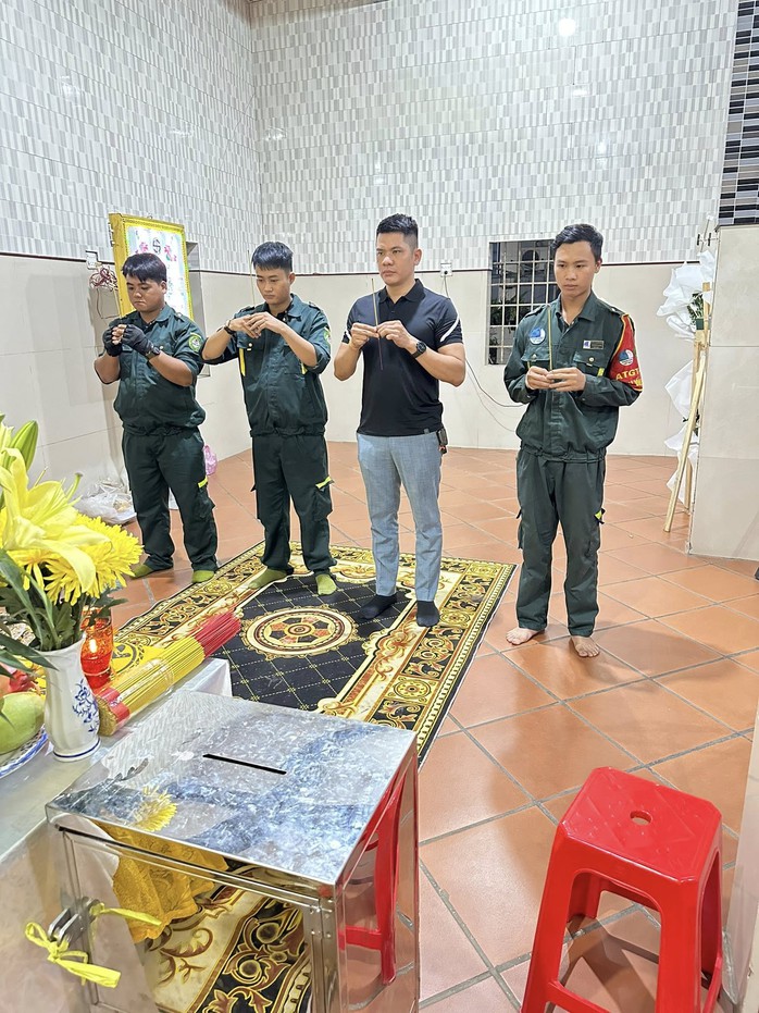 Hình ảnh anh em 117 và mạng lưới tình nguyện viên Quốc lộ 51 giúp người dân gặp tai nạn giao thông đến chia buồn, động viên gia đình nạn nhân