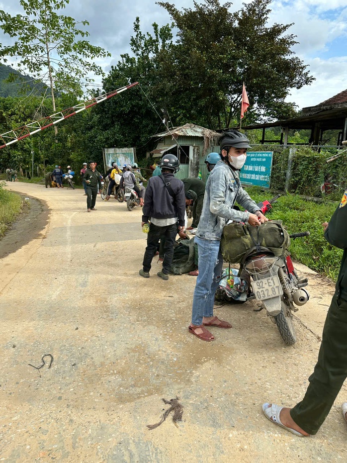 Lực lượng chức năng lập chốt để kiểm soát người ra vào rừng hái ươi