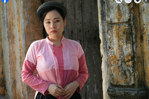 Trương Phương là nữ diễn viên sinh năm 1987 và gây ấn tượng với khán giả qua vai Tí Hin trong phim Thương nhớ ở ai. Nếu trong phim, cô chuẩn vibe quê mùa có phần mộc mạc đúng tạo hình nhân vật nhưng làn da đẹp của nữ diễn viên vẫn được khán giả chú ý.