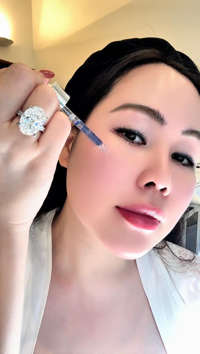 Theo dõi lối sống của Trương Phương đều thấy, cô dành riêng một thời gian nhất định để chăm sóc da như sáng và tối. Việc cấp ẩm là điều bắt buộc trong quá trình skincare của nữ diễn viên. Ngoài ra, cô còn tham khảo các phương pháp làm đẹp do chính bản thân phải trải nghiệm và nghiên cứu kỹ càng.